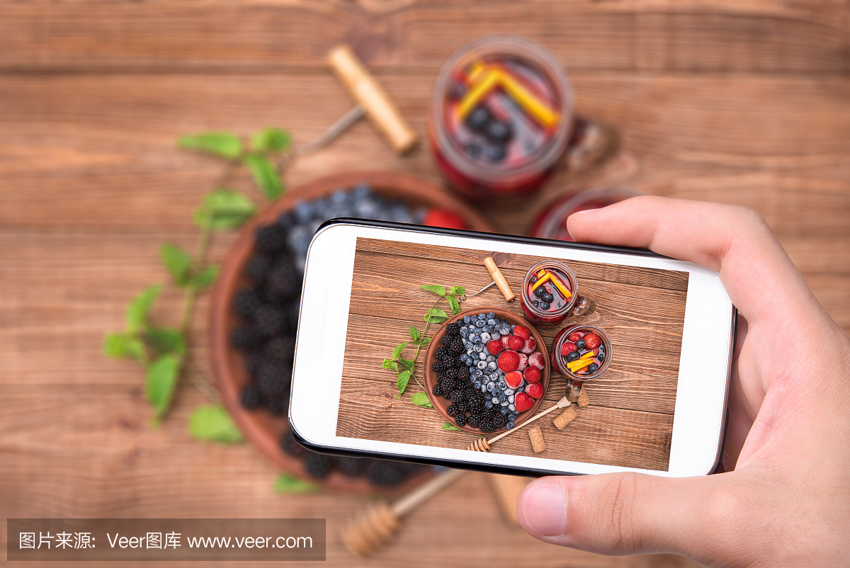 紅酒桑格利亞配新鮮漿果。